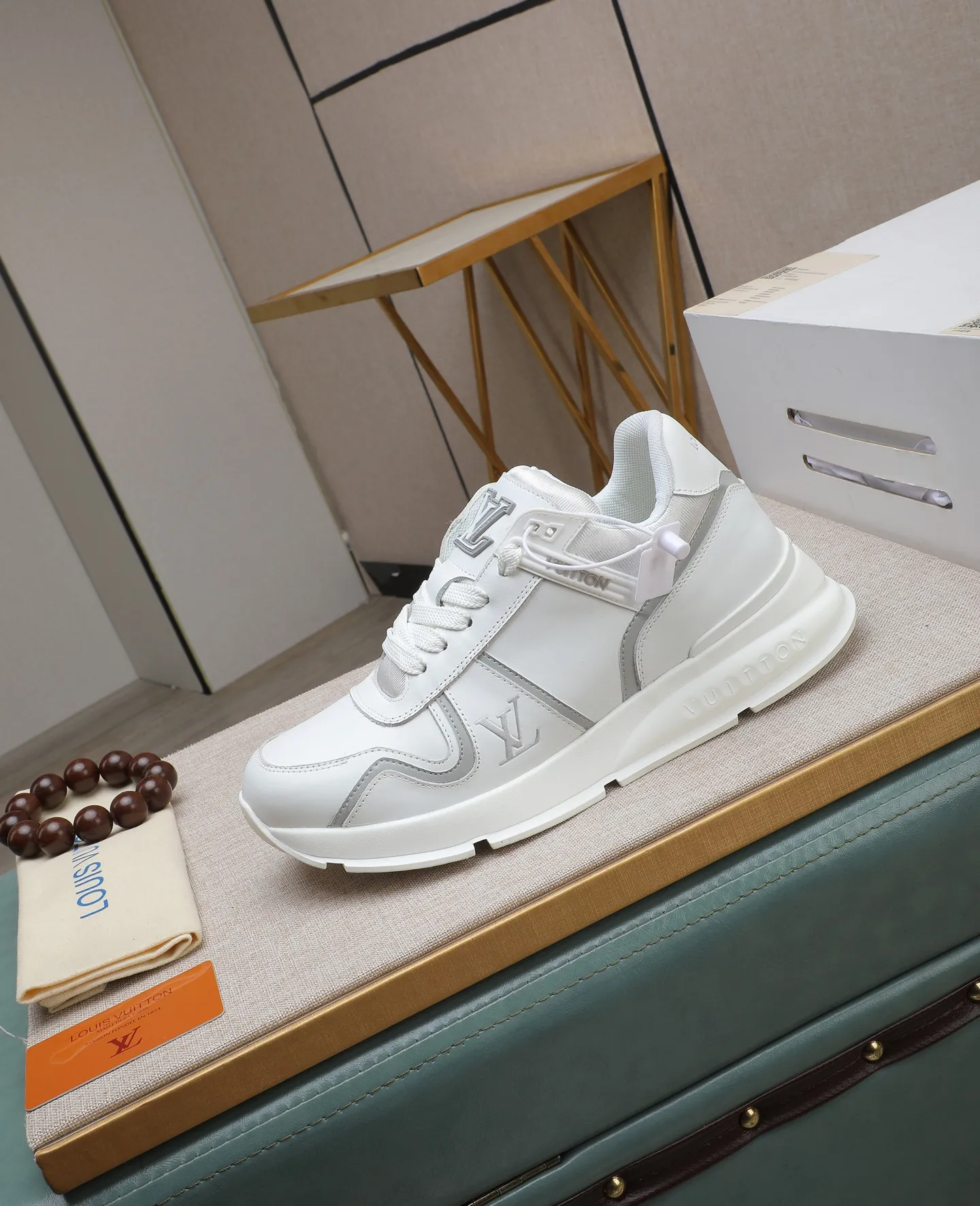 Men's shoes 💰600 📛📛【LOUIS VUITTON】New products synchronized on the official website 👟Milan fashion show style 🇰🇾🇰🇾LV family logo, celebrity style, a must-have for fashionistas ⚠️First-layer calfskin ➕Genuine leather lining ➕Official website original version special outsole 👞Number 38-44